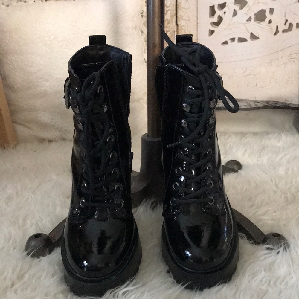 Gbg Los Angeles woman’s heeled black shiny boots size 6